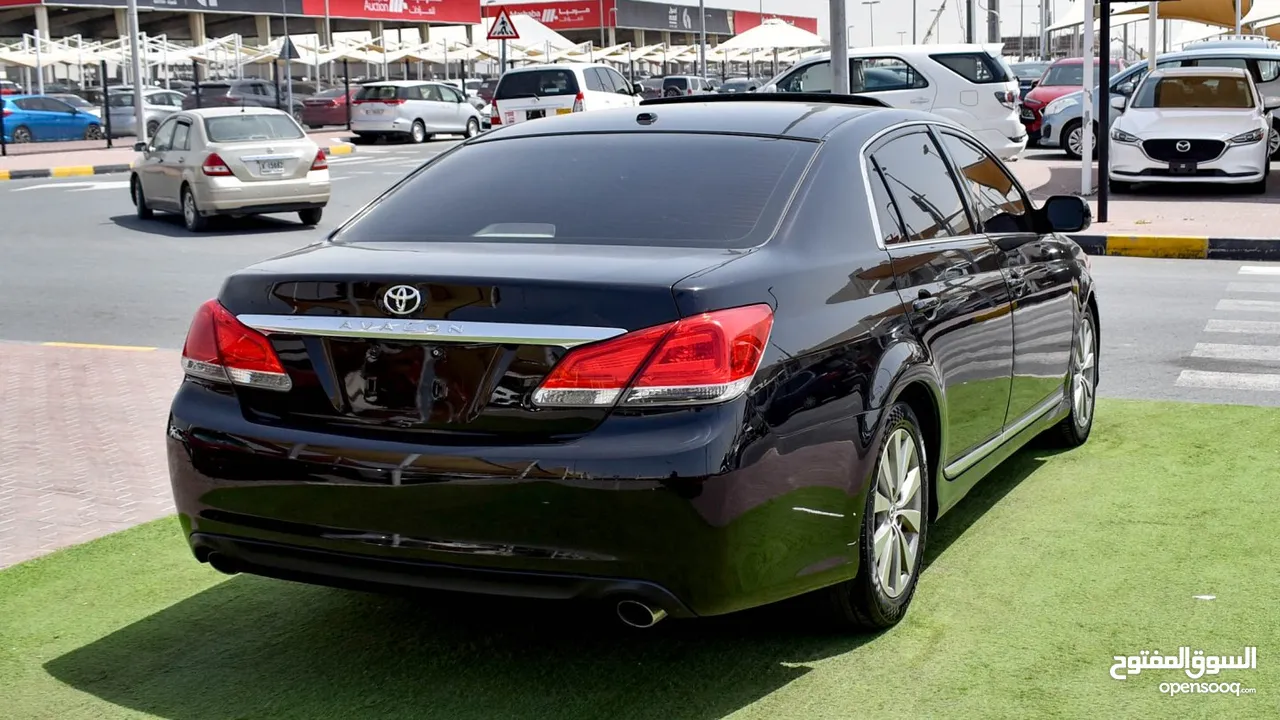 Toyota Avalon 2011 model with sunroof