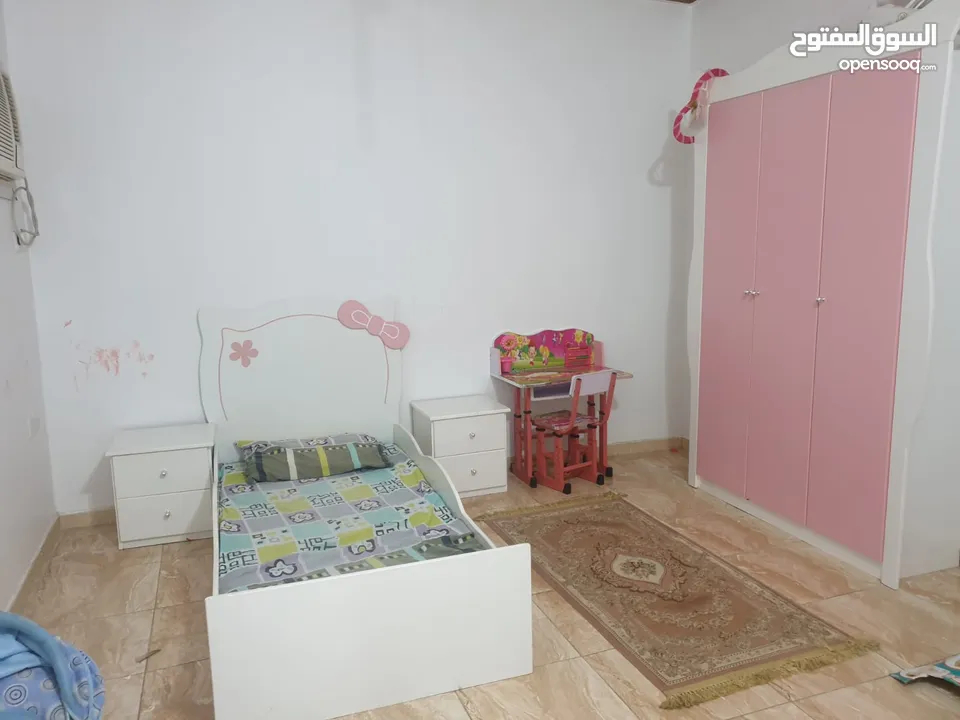 غرفة نوم اطفال تشمل سرير و دولاب وستارة وسجاده