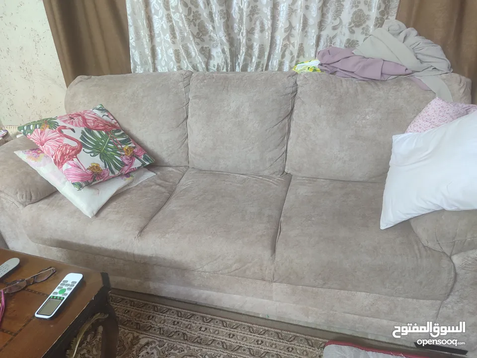 أثاث بيت كامل للبيع دفعة واحدة – نظيف وسعر مناسب  كنب + خزانة + برادي + سجادة للبيع معًا بحالة جيدة