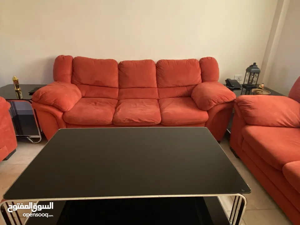 طقم كنب أميركي 7 أشخاص مع طاولتين سيكوريت جانبيات مع طاولة رئيسية