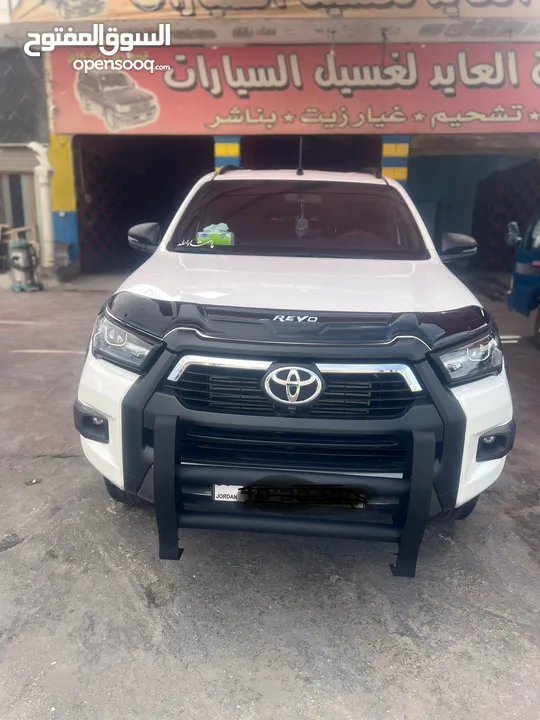 هايلوكس ادفنشر24  بحالة الزيرو لون ابيض داخليه اسود عليه اكسسوارات وتنجيدات داخليه مع صدام كامل اصلي