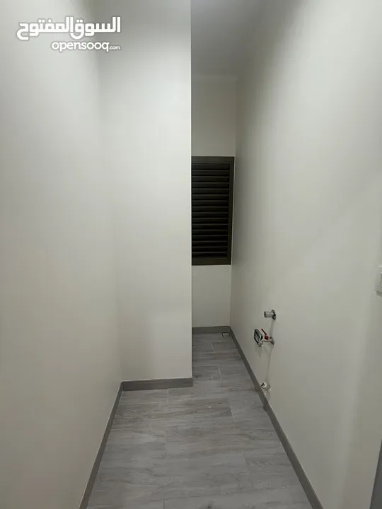 شقة فاخرة في مبنى فاخر بالعذيبة ، New apartment in azaiba for rent