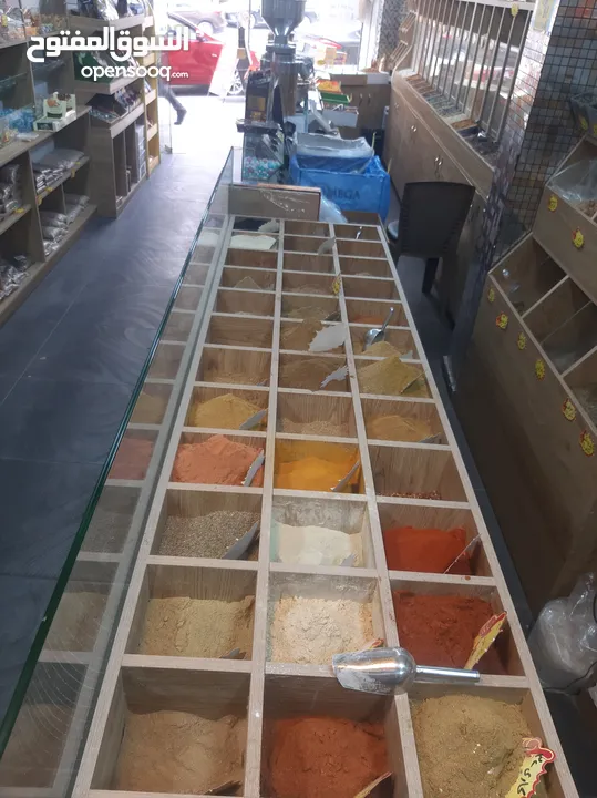 محمص للبيع بكامل عدته وديكوره وبضاعته البيع بداعي السفر المحمص يعمل بشكل جيد وقابل للتطوير والتوسيعو