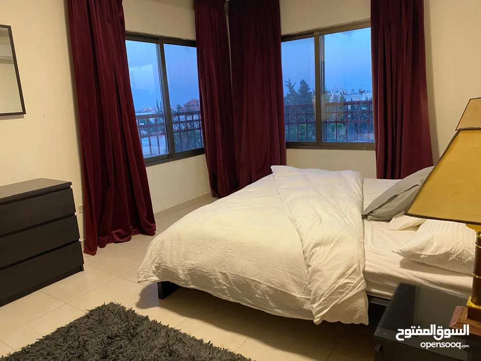 3 غرف نوم ,مفروش مع كامل الاحهزة ، ط4 مقابل فندق سانت ريجز / يوجد غرفتين .حمامين ط3  عبدون