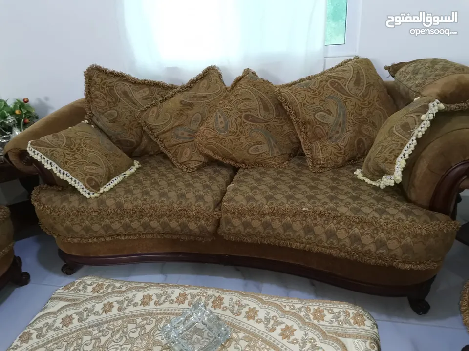 طقم كنب مستعمل بحالة الجديد خليجي مع طقم طاولات وسط