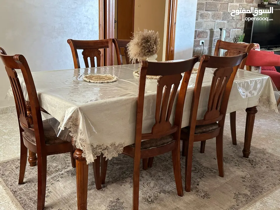 طقم كنب تركي بحاله ممتازه طاولة سفره + 8 كراسي بتفتح الى 220سم بوفيه زان طاولو وسط زان مزنون زان