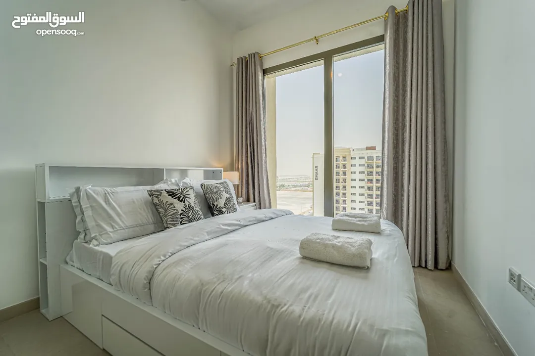دبي تاون سكوير شارع حصة  غرفة وصالة  مفروشه سوبرلوكس مع بلكونة - ايجار شهري