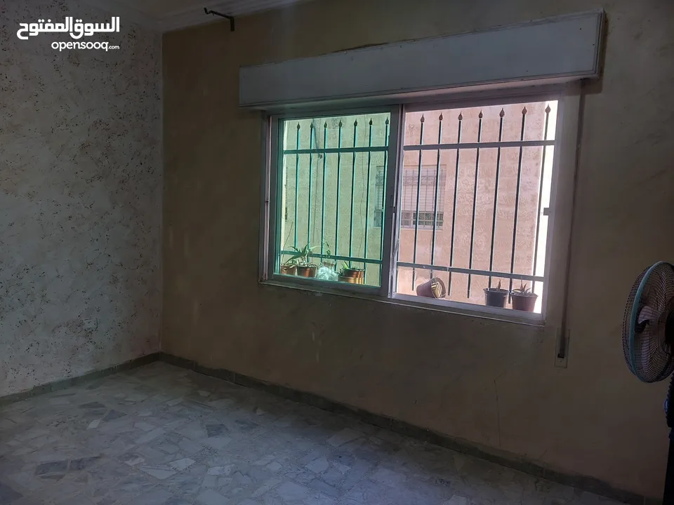 شقه استثمارية فارغه للبيع من المالك مباشرة