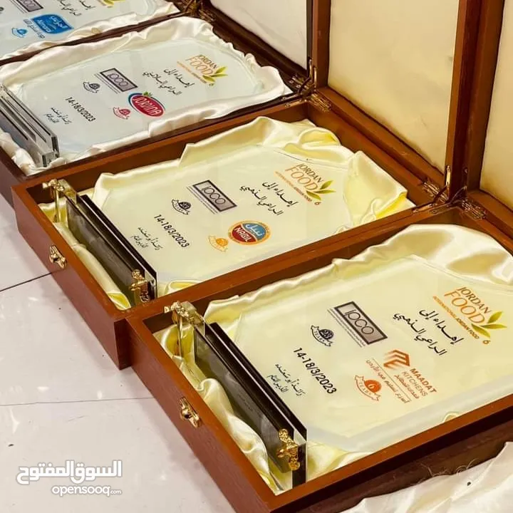 أعلام ميداليات وكؤوس بلايز يونيفورم ودروع تكريم