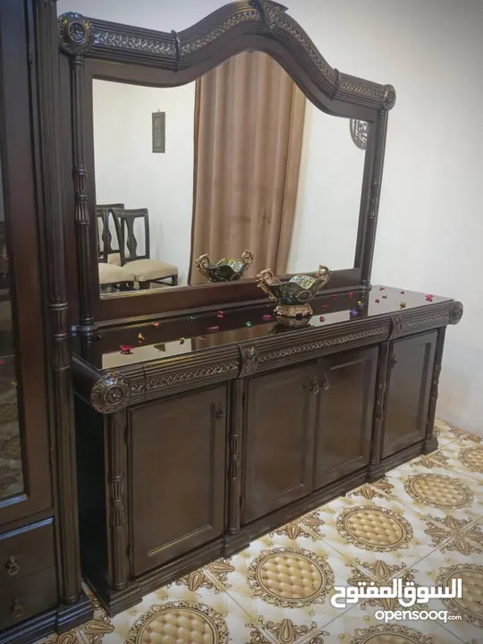 بسم الله الرحمن الرحيم السلام غرفة سفره فخمه تفصيل ثقيل مصنوعه من خشب الزان ول لاتيه وقشرت الزيتون ت