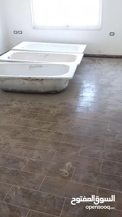 بانوهات حديد، مغاطس حمامات، من حديد صب، غير مستخدم نهائيا (راكب سابقا)، لون ابيض، عدد 3 فقط