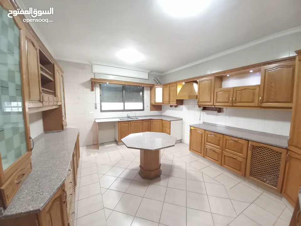 شقة غير مفروشة للإيجار 300م2 ( Property 19651 )-174847771