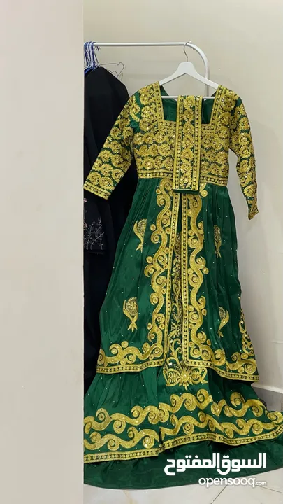 فستان اخضر مع كعب و الشبك
