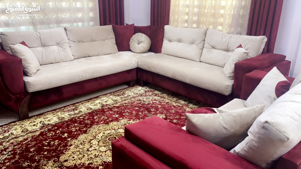 طقم كورنر تفصيل وليس تجاري لون خمري وبيج يتكون من سبعة مقاعد متحركة
