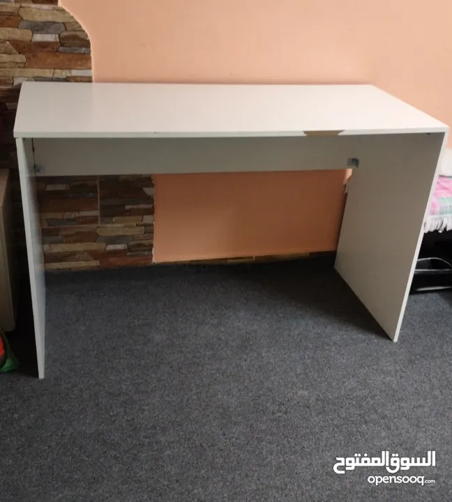 مكتب لون ابيض