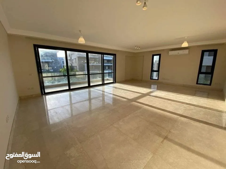 شقه للبيع استلام فورى متشطبة بالكامل 165 م (lavista patio 7 ) دقايق من شارع التسعين وال Auc