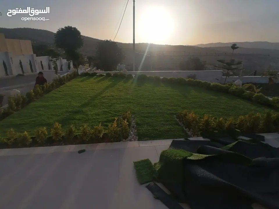 عشب صناعي (ترتان) وأشجار و ورد صناعي