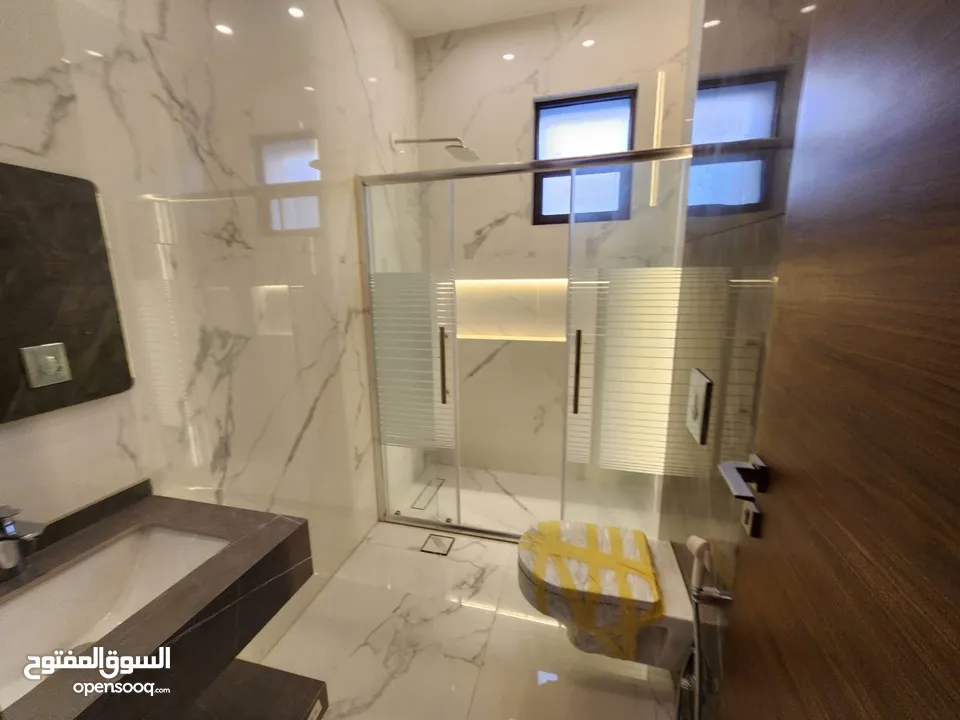 شقة طابقية فاخرة للبيع في عبدون  ref : 14385