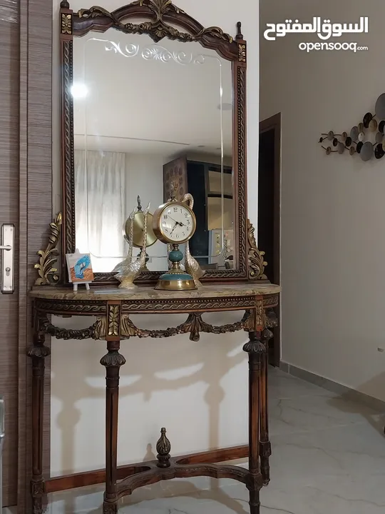دينسوار مصري فاخر مع مراية كبيرة