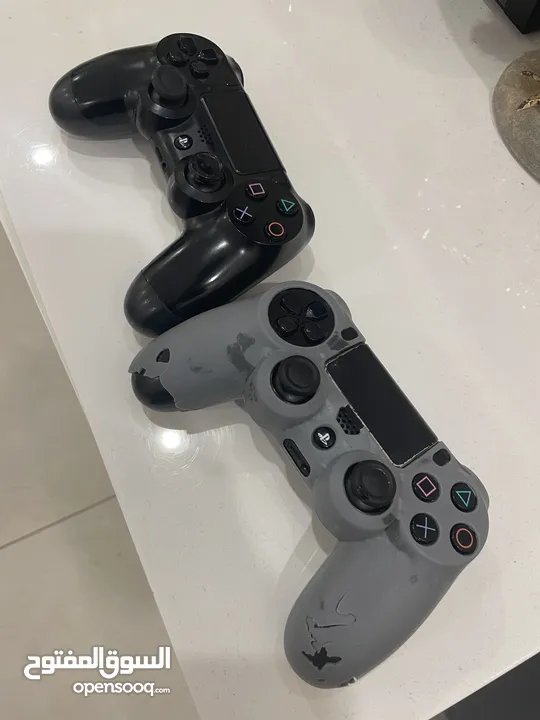 Playstation 4 / 2 Controllers / 5 Games