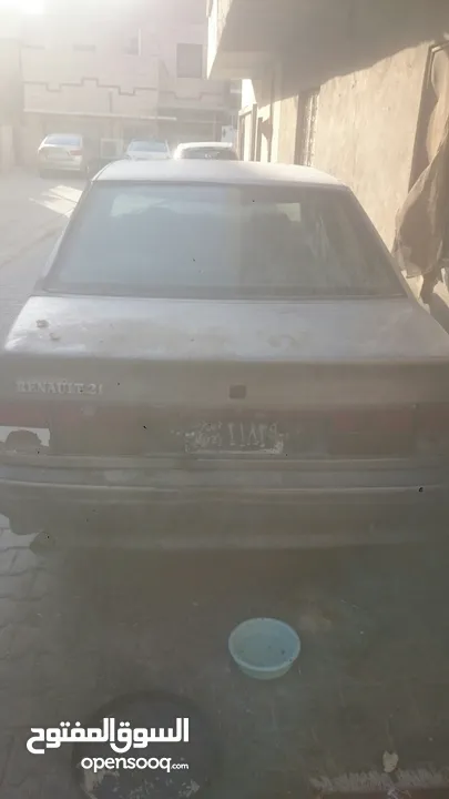 سيارة رينو عاطلة موديل 1990