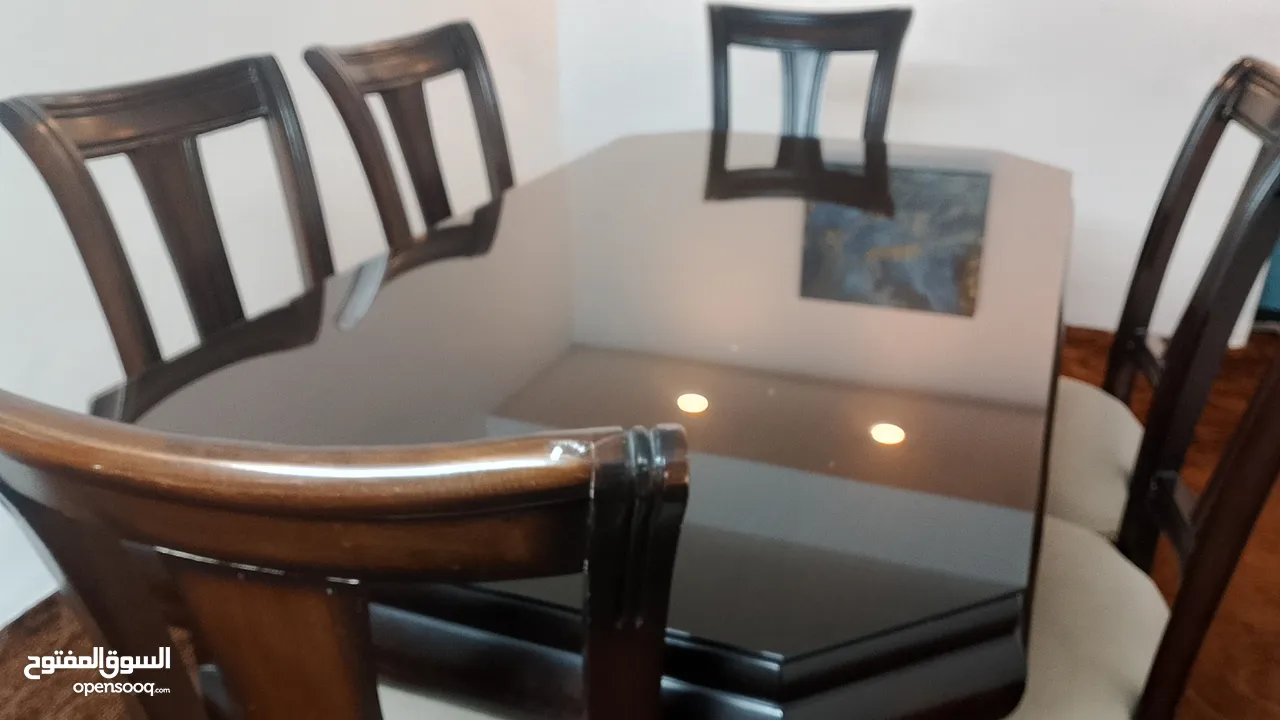 طاوله سفره جميله وبحاله جيده ست كراسي