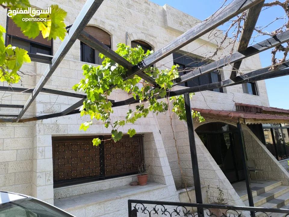 عقار سكني مميز للبيع في عمان الغربية الچاردنز قريب من كل الخدمات مع إطلالة بوجهتين