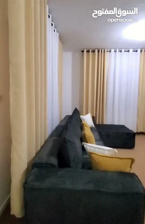 كنب مع ثلاث ستائر جديد لم يستخدم