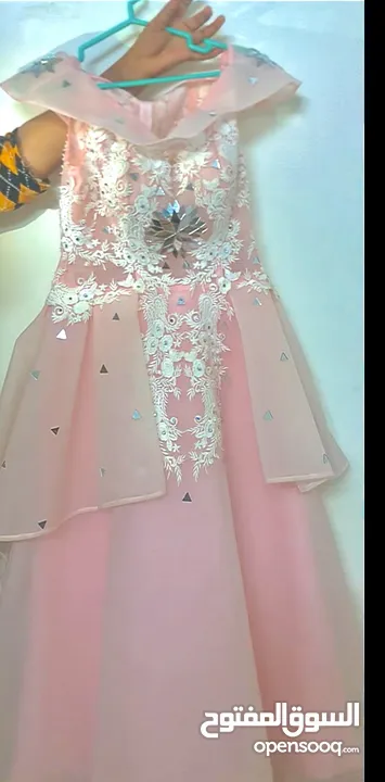 فستان جديد لم يستخدم الا مره واحده سعره 15ريال عماني