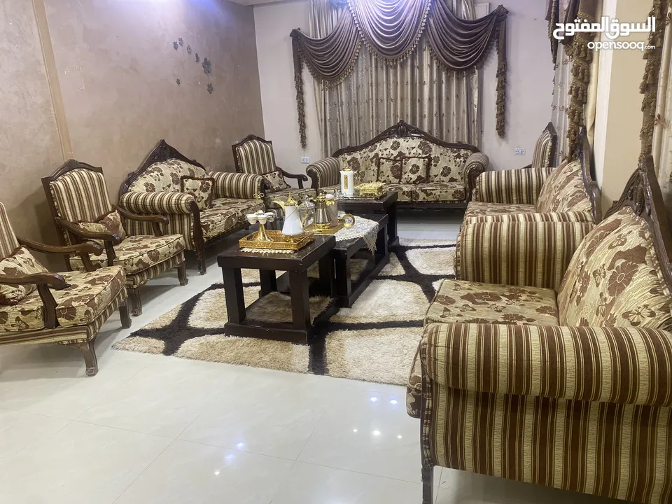 كنب ومطبخ للبيع مع برادي