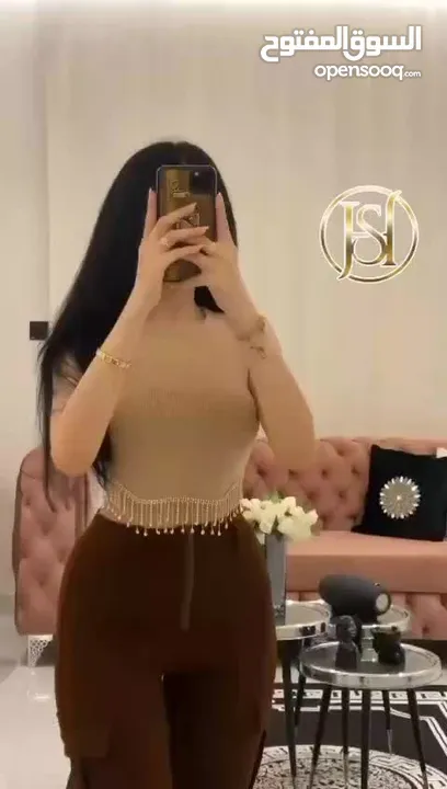 أساسيات الستايل؟ تبدأ من هون  بلوزة ستاتي نص بطن  ستايل ناعم، قصّة جريئة، ولمسة أنوثة