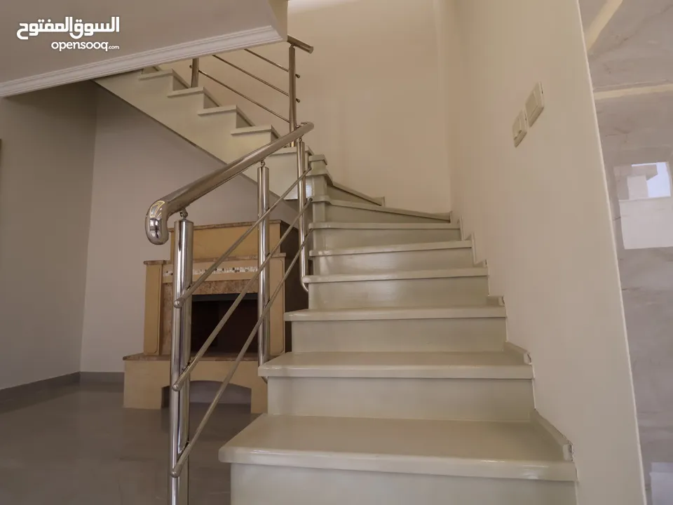 شقة طابق أخير مع روف (205م)داخلي (80م)ترس خارجي في أرقى مناطق ام حجير شفا بدران
