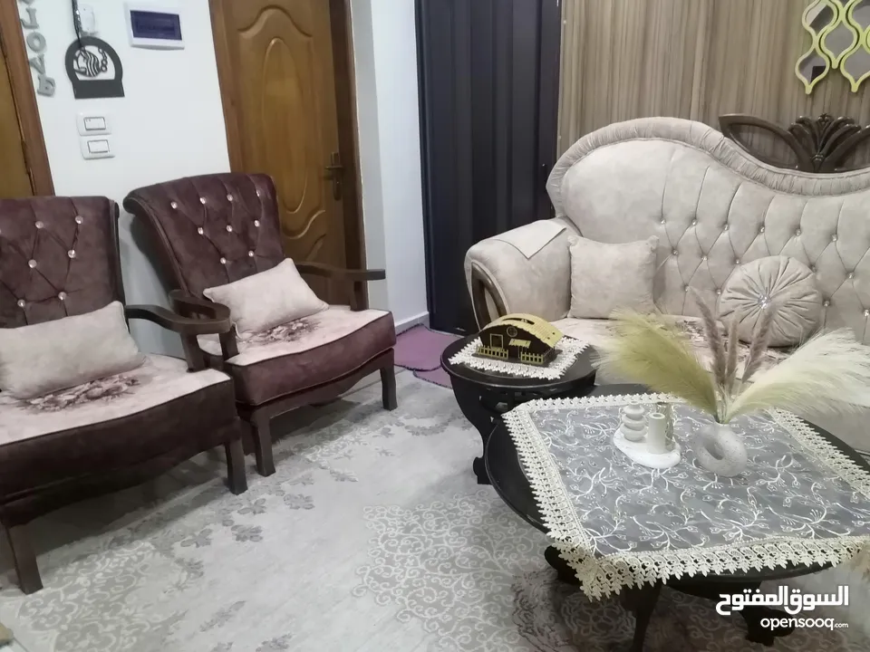 طقم كنب خشب زان تفصيل..7مقاعد او 9 مقاعد  لون بيج مورد شكله جميل جدآ والخشب لون بني..