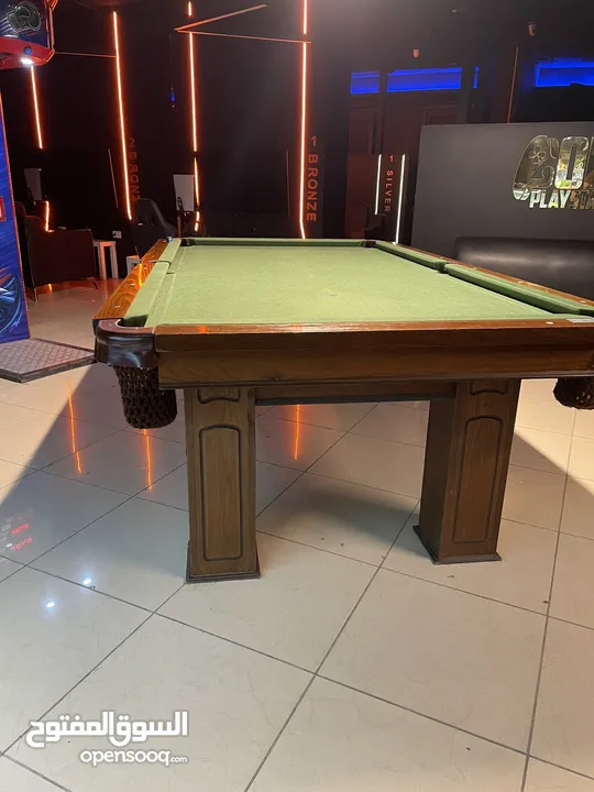 طاوله بلياردو مع كامل أغراضها شبه جديده استعمال خفيف