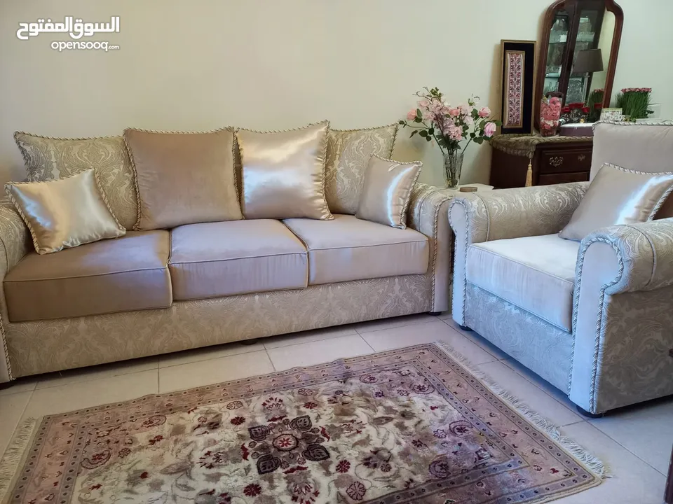 طقم و كنب اسفنج و قماش فخم جدا و جديد و بسعر التنجيد طقم 7 مقاعد شبه جديد مستورد و ليس تجاري