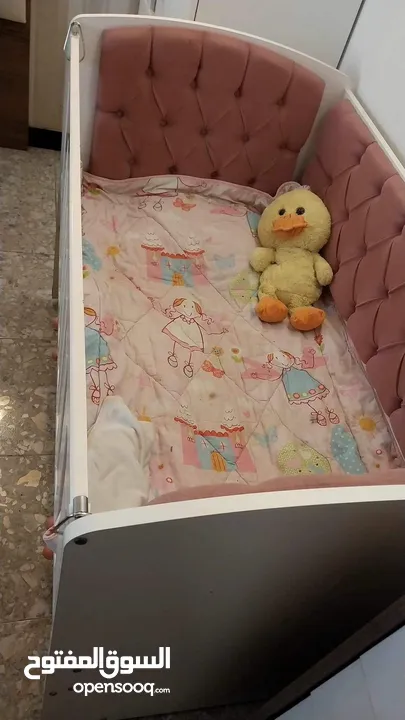 سرير اطفال نظيف جدا استعمال قليل
