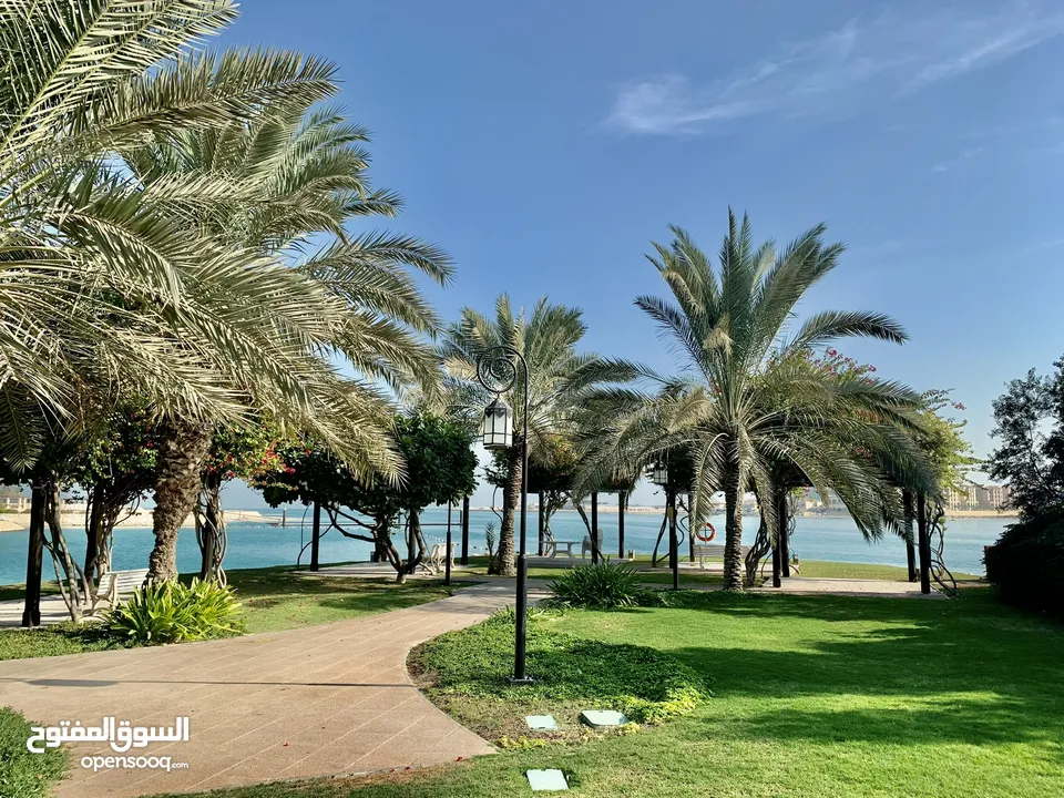 للبيع العاجل شقة مجددة 3 غرف + غرفة خادمة دخول مباشر للشاطئ