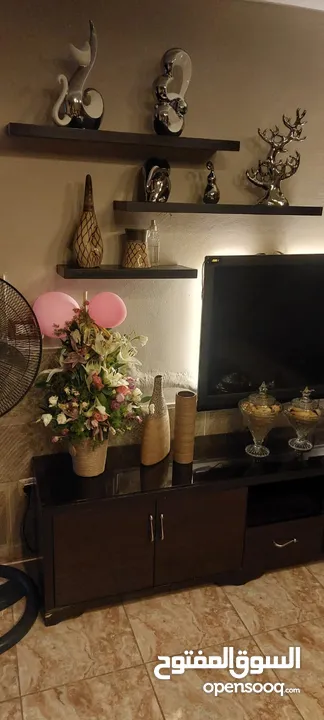 خزانة شاشة مع رفوف خشب لاتيه بحالة ممتازة  قياس 240  للإستفسار 079895009