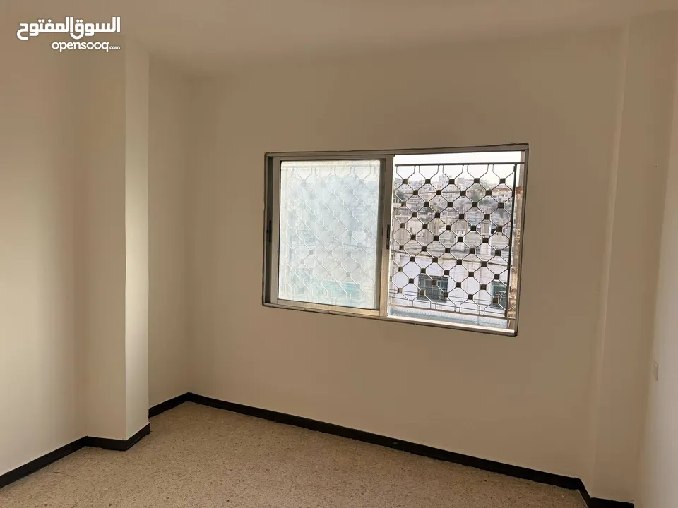 شقة طابقية مطلة للبيع بسعر مغري واصل جميع الخدمات موقع استراتيجي