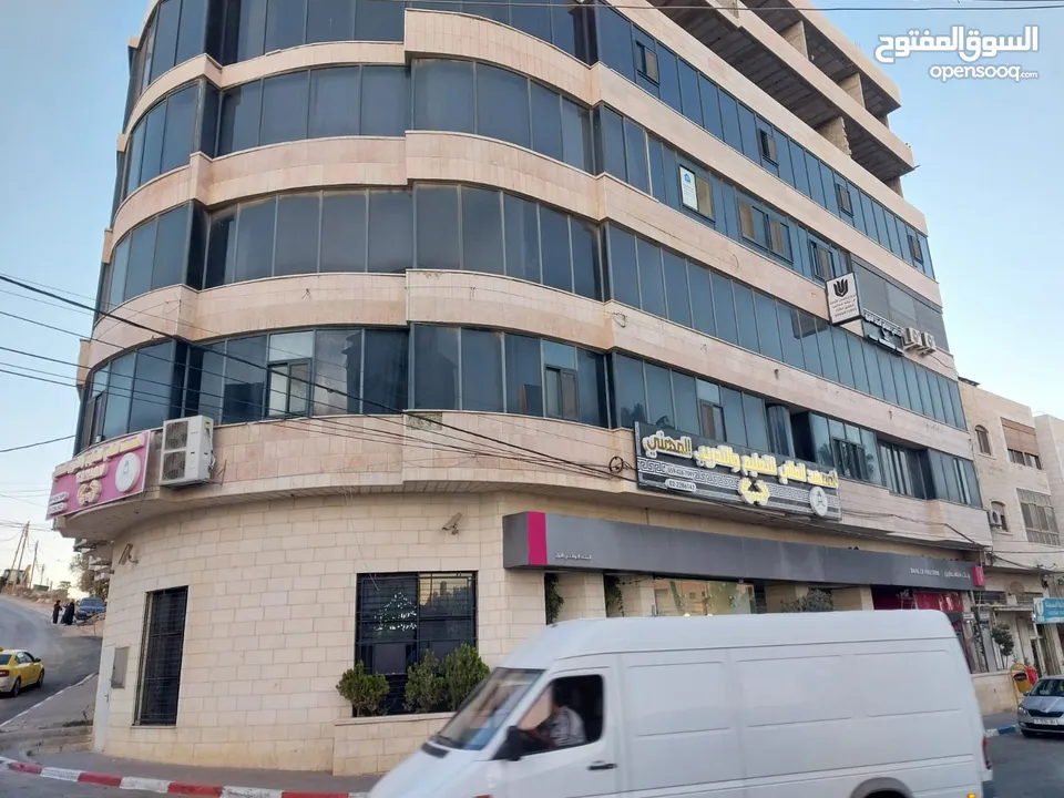 3 مكاتب للبيع الخليل - دورا / مطلين على الشارع الرئيسي
