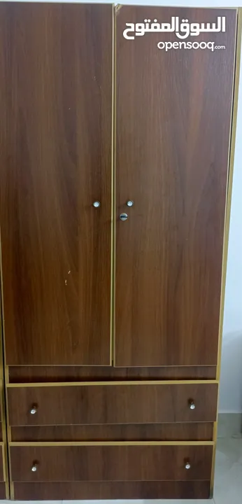 مكتب وخزانه وكراسي للبيع