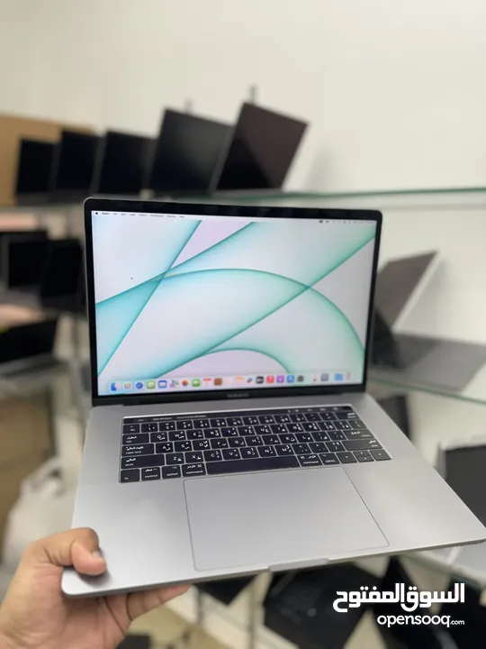 MacBook Pro A1707 core i7 16gb 500gb ssd 4GB dadicated graphics touch bar ratina display