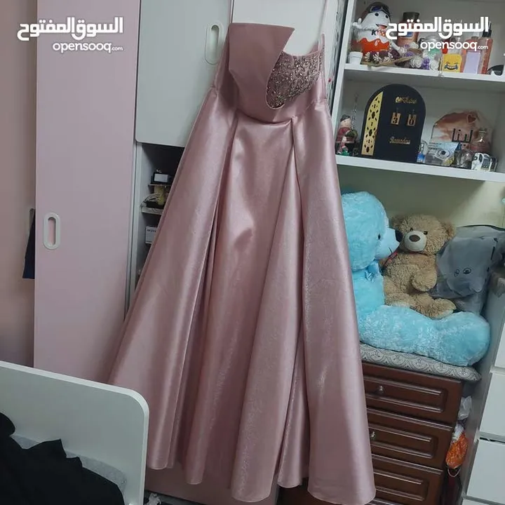 فستان لون سومو للبيع لبسة مرة واحدة ع التخرج فخم و جميل محجر من الامام وباكلس ومن الخلف لديه رباطات