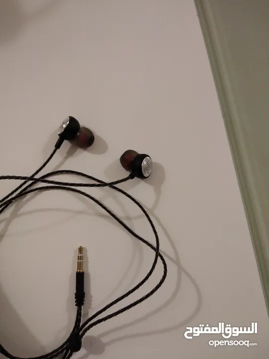 سماعات JBL سلكيه بحالة الوكاله استعمال خفيف جدا.. صوت قوي ورائع