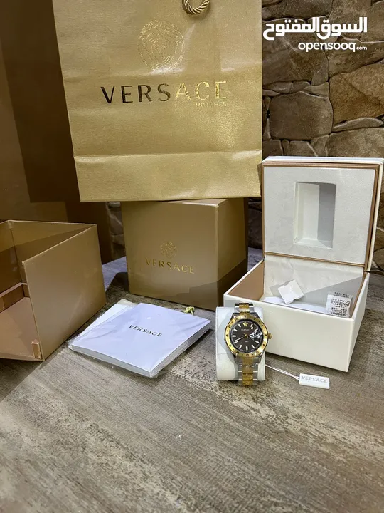 ساعه جميله جدا  VERSACE  GMT جديده كليا. اصلي 100‎%‎.    مع كامل مرفقاتها من أجمل لون راقي جدا وجذاب