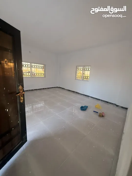 بسعر مغري جدا بيت ريفي للبيع في منطقة نادرة طريق جرش من المالك بسعر مغري مشجر زيتون مساحة ثلاث دنم
