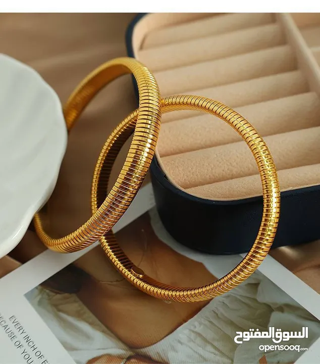 سوار ذهبي فاخر بتصميم أنيق ومميز