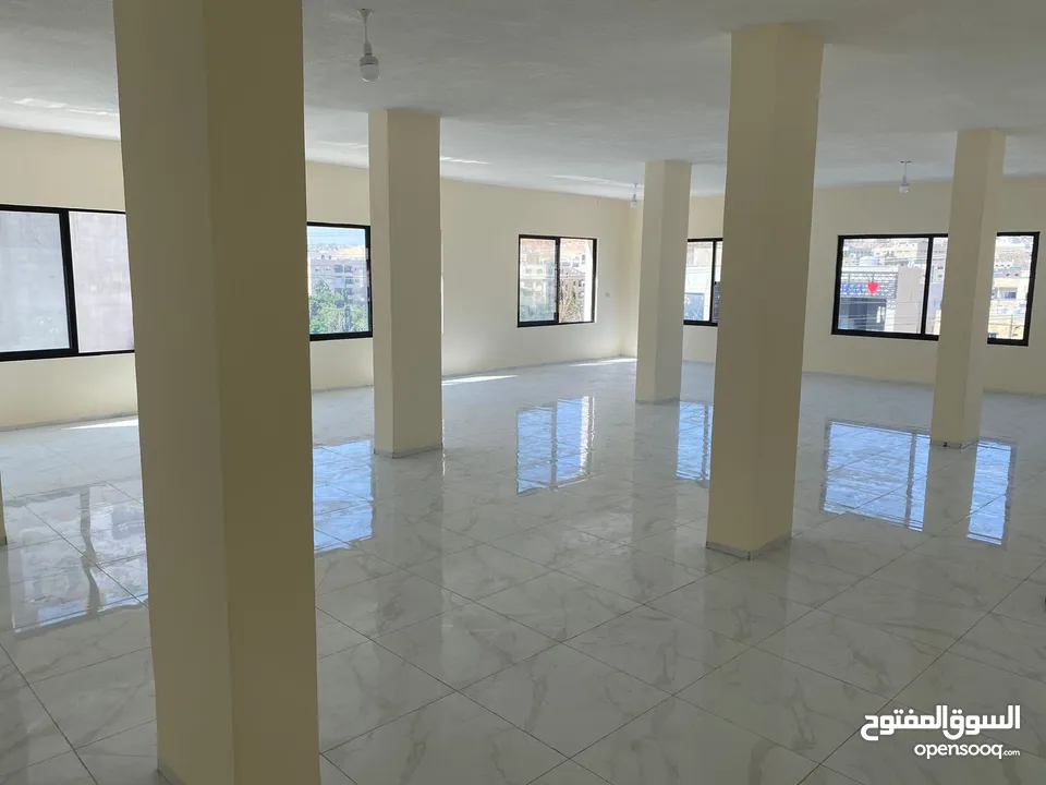 مجمع تجاري جديد للايجار على الشارع الرئيسي و تشطيب ممتاز