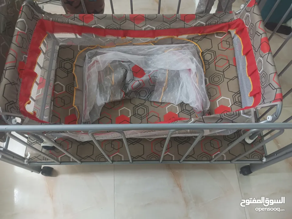 تخت عدد 2تخت صغير وتتخت كبير  وناموسيه بصلاه ع النبي بجنن مشاء الله