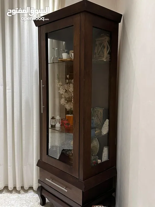 طقم كنب تركي بحاله ممتازه طاولة سفره + 8 كراسي بتفتح الى 220سم بوفيه زان طاولو وسط زان مزنون زان